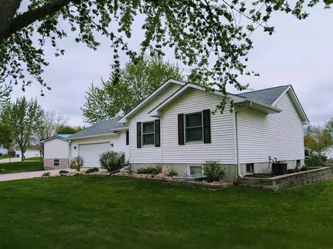 Exterior - 1105 SW David Dr, Independence, IA 50644 photo 1 of 3