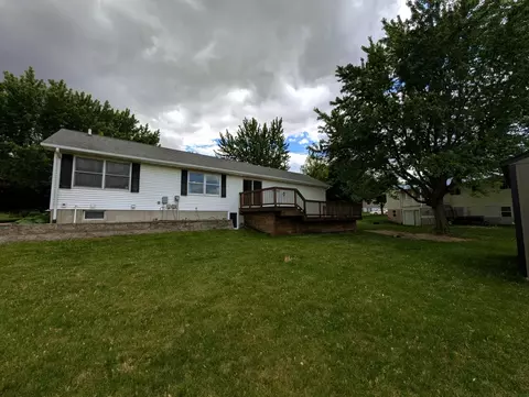 Exterior - 1105 SW David Dr, Independence, IA 50644 photo 2 of 3