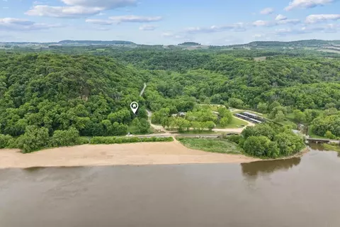 24722 Finleys Landing Rd, Sherrill, IA 52073