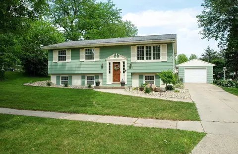 320 NE 9th St, Waverly, IA 50677