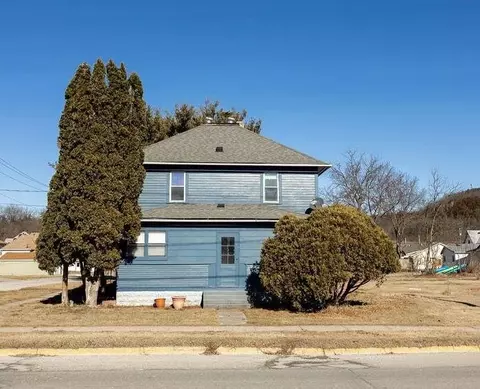 612 Heivly St, Decorah, IA 52101