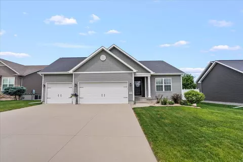 2924 Timber Cove Dr, Cedar Falls, IA 50613