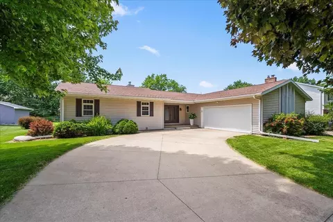 1221 Oak Park Blvd, Cedar Falls, IA 50613