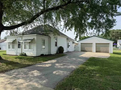 434 Howard St, Aplington, IA 50604