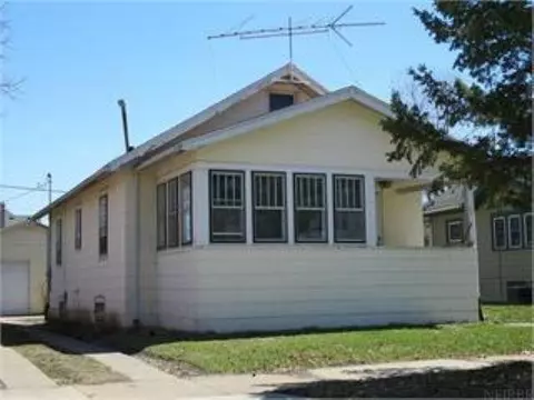 330 Cutler St, Waterloo, IA 50703