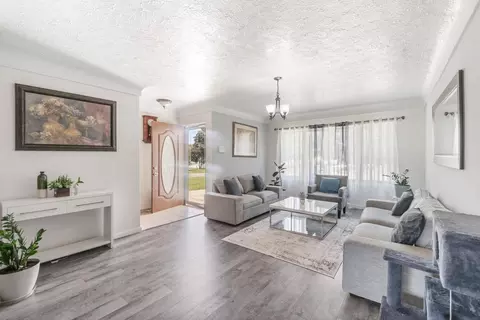 1152 E Ridgeway Ave, Waterloo, IA 50702 photo 2