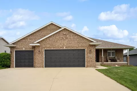 4833 Winghaven Dr, Waterloo, IA 50701
