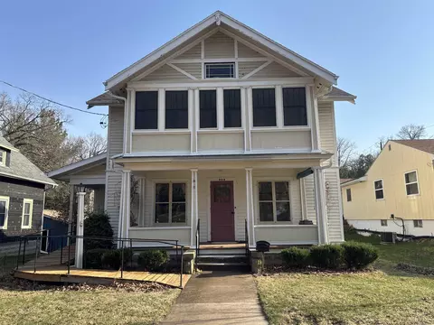 909 Vernon St, Decorah, IA 52101