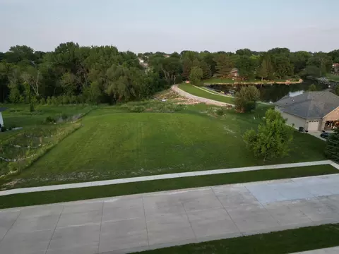 1025 Lakeshore Dr, Cedar Falls, IA 50613