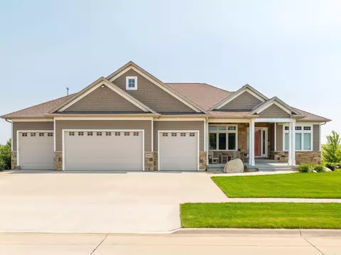 1605 Green Creek Rd, Cedar Falls, IA 50613
