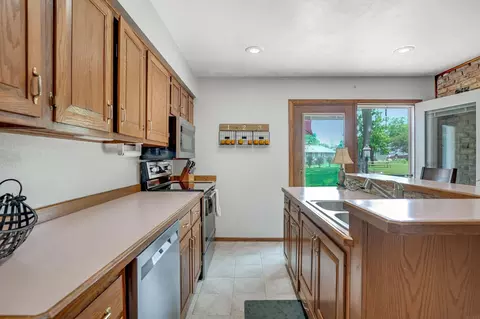 247 Lambeth Rd, Waterloo, IA 50701 photo 8
