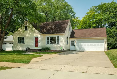 3509 Mcclain Dr, Cedar Falls, IA 50613