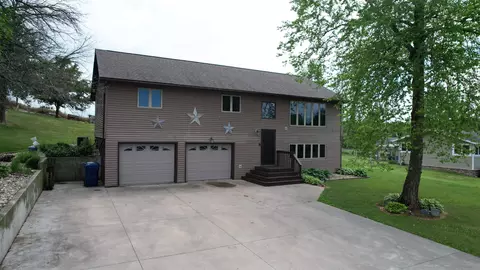 115 Sunset Dr, Elgin, IA 52141