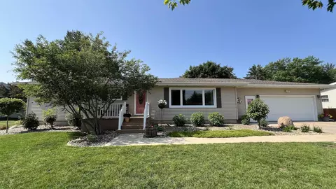 1019 E Sunrise St, New Hampton, IA 50659