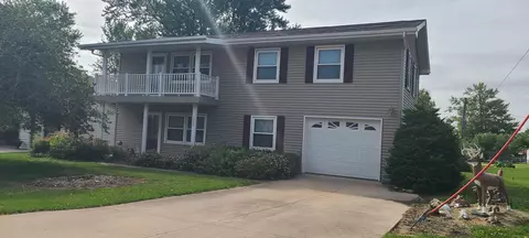 406 E Centre St, Garnavillo, IA 52049