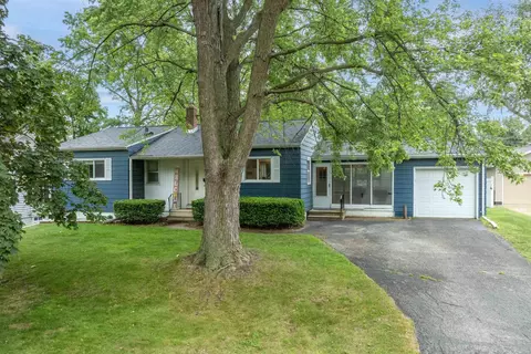 215 Devonshire Dr, Waterloo, IA 50701
