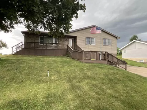 109 Sunset St, Elgin, IA 52141