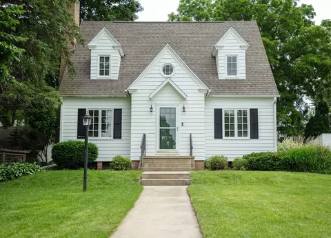215 NW 6th St, Waverly, IA 50677