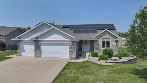 1319 Circle Dr, Parkersburg, IA 50665