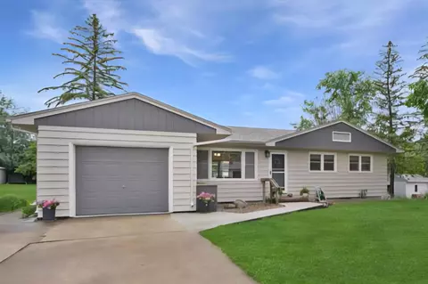 3202 Pridemore Dr, Cedar Falls, IA 50613