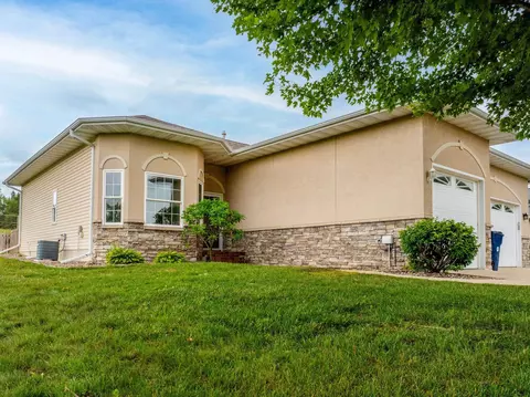 5136 Sweet Water Cir, Waterloo, IA 50701