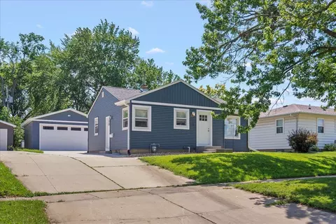1206 W 10th St, Cedar Falls, IA 50613