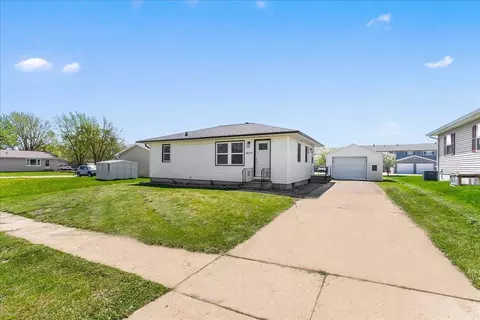 4019 Matthew Dr, Waterloo, IA 50701