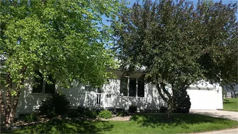 910 NW 6th St, Waverly, IA 50677