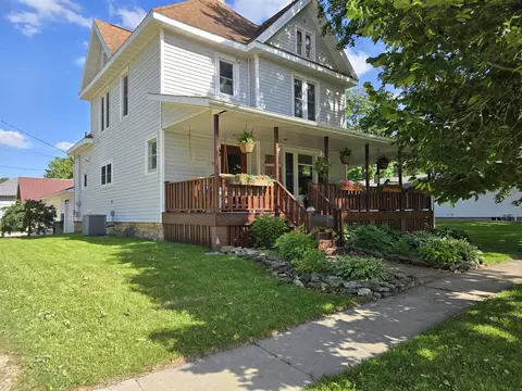 511 2nd St W, Cresco, IA 52136