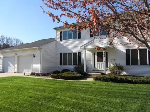 1308 Country Meadow Dr, Waverly, IA 50677