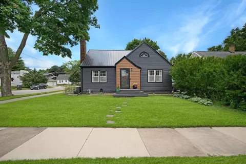 1556 Bertch Ave, Waterloo, IA 50702