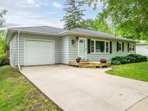 3610 Hillside Dr, Cedar Falls, IA 50613