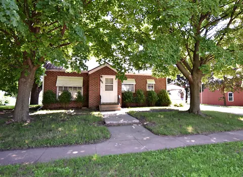 105 1st St N, Hazleton, IA 50641
