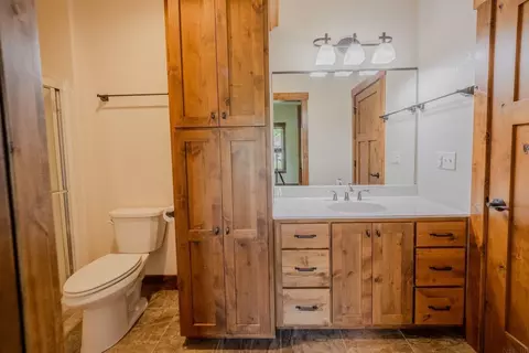 Bath - 105 Ranchview Ct, Decorah, IA 52101 photo 4 of 6
