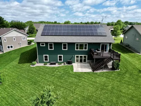 105 Ranchview Ct, Decorah, IA 52101