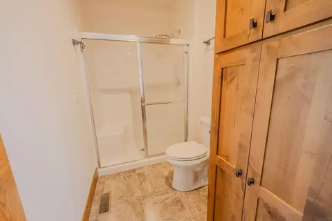 Bath - 105 Ranchview Ct, Decorah, IA 52101 photo 5 of 6