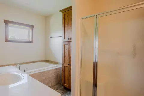 Bath - 105 Ranchview Ct, Decorah, IA 52101 photo 2 of 6