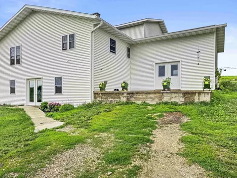 1128 Makee Dr, Waukon, IA 52172