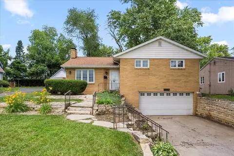 1119 W 12 St, Cedar Falls, IA 50613