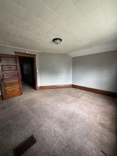 415 E 9th St, Waterloo, IA 50703 photo 2
