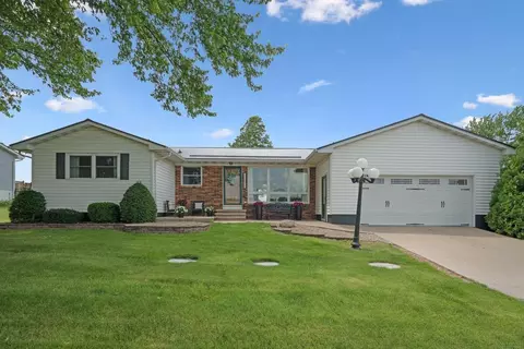 10879 Route 136, Dyersville, IA 52040