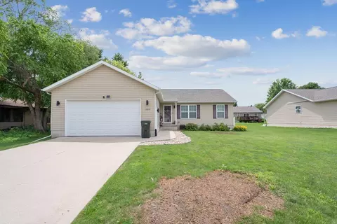 1402 Springbrook Dr, Cedar Falls, IA 50613