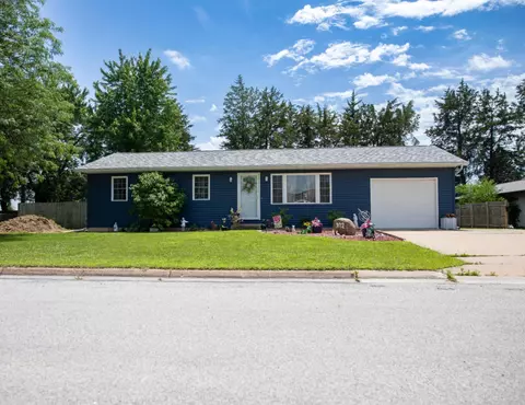 302 Birch Ave, Waverly, IA 50677