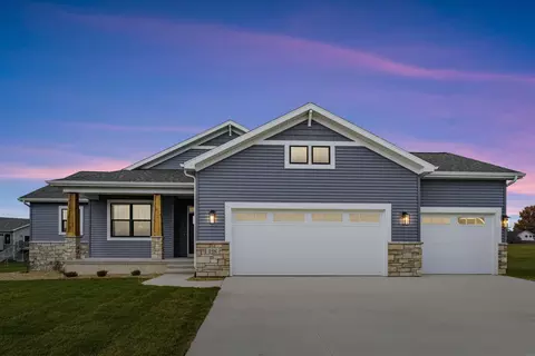 128 Goldcrest Ct, Waterloo, IA 50701