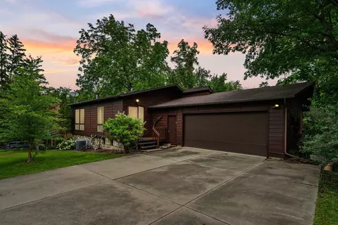 214 Four Seasons Dr, Waterloo, IA 50701