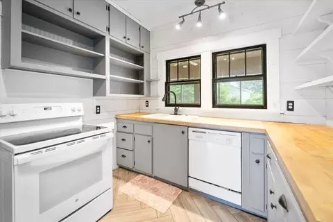 Kitchen - 1009 11th St, Eldora, IA 50627 photo 2 of 4