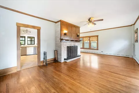 Living - 1009 11th St, Eldora, IA 50627 photo 4 of 5