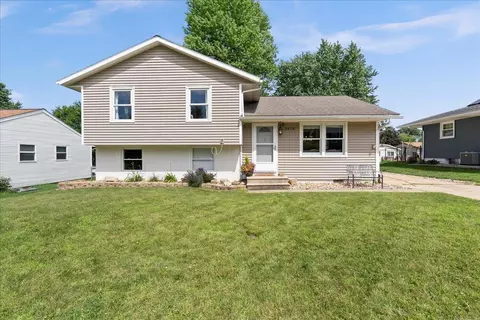 3828 Spruce Hills Dr, Cedar Falls, IA 50613