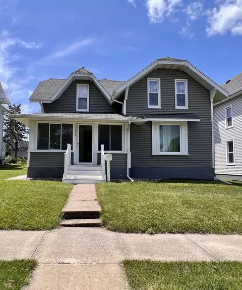 303 Broad St, Reinbeck, IA 50669