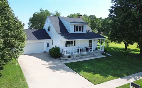 1300 Country Meadows Dr, Waverly, IA 50677
